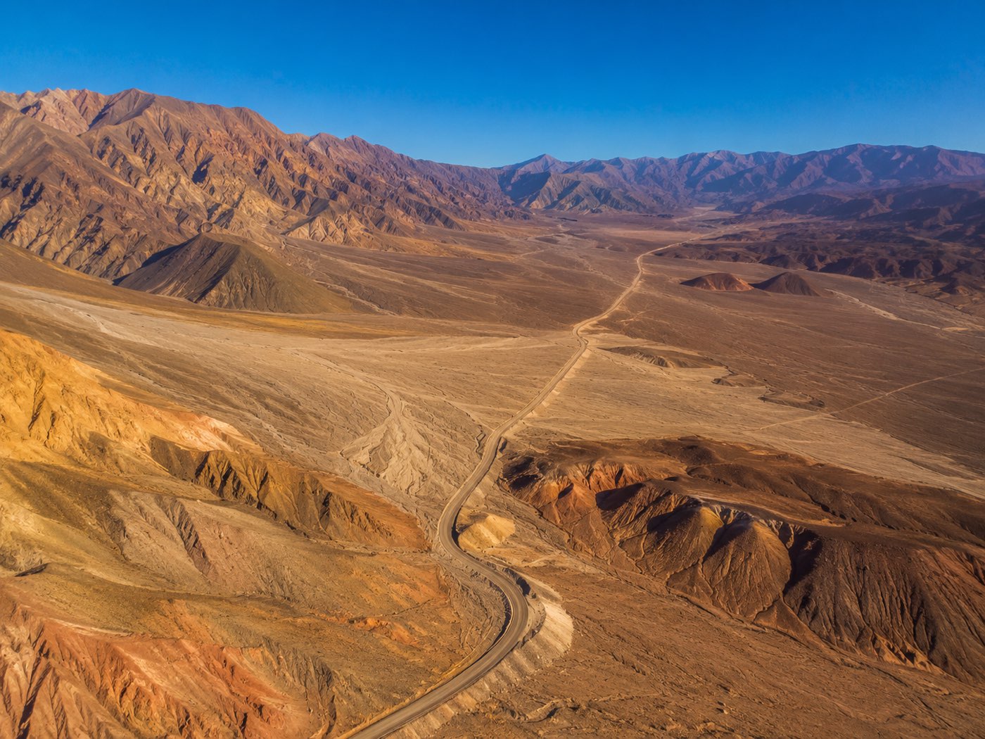Vista aérea del valle y los caminos de acceso a los proyectos mineros de la Puna de Catamarca desde Fiambalá